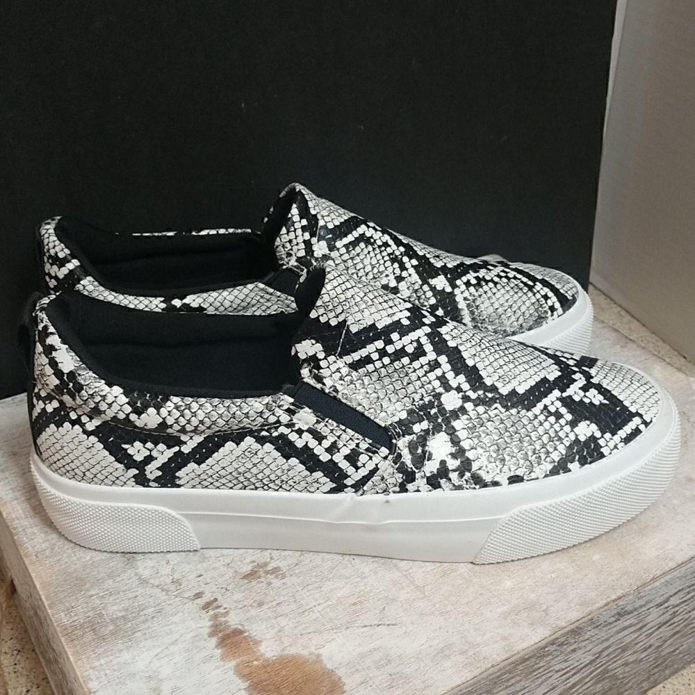 👍 Jenn Ardor Black and White Patterned Sneakers  7.5.  A9